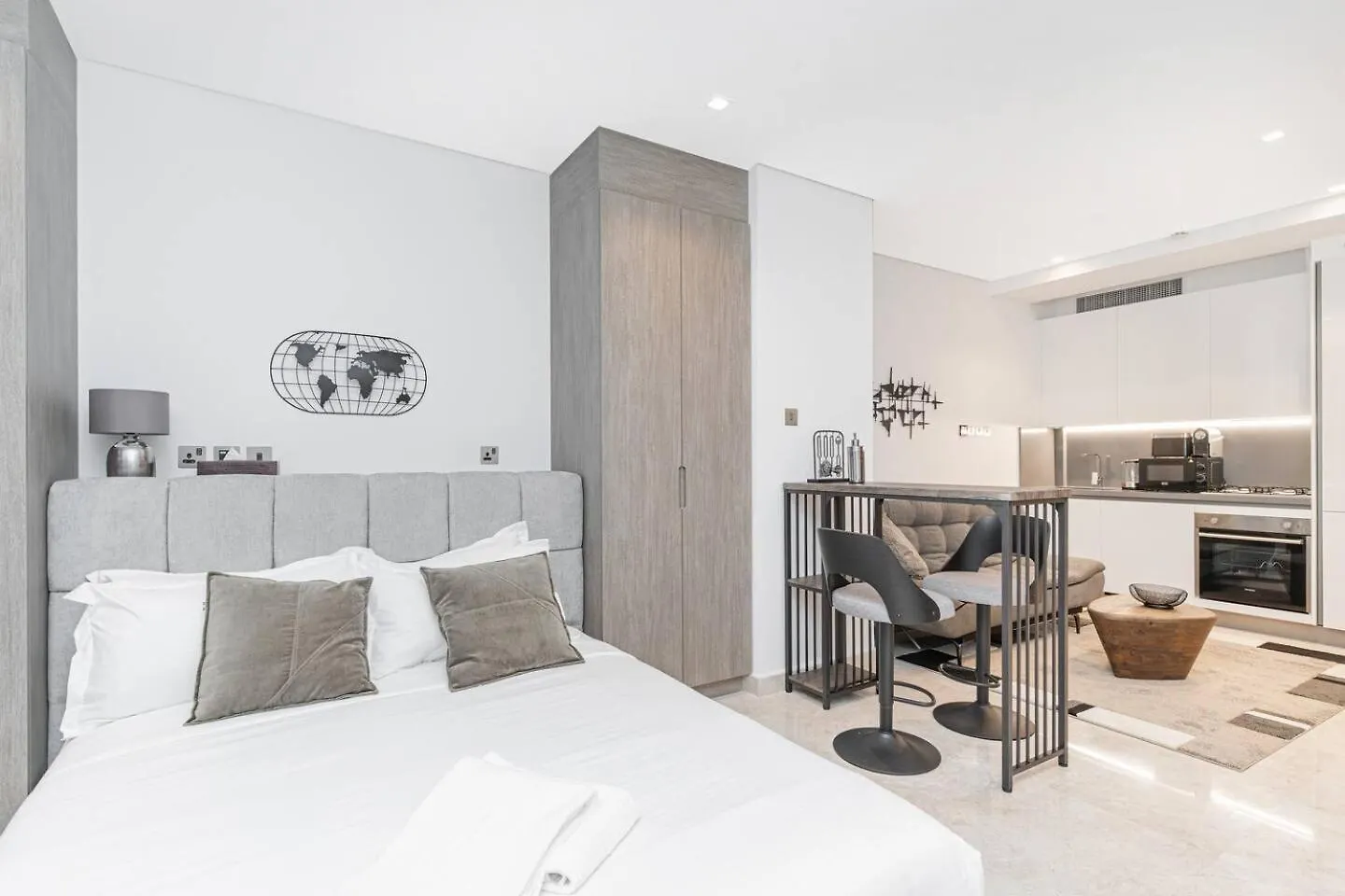 Cozy & Lux Studio-Walk To Burj Khalifasleeps 3 Dubai Apartment