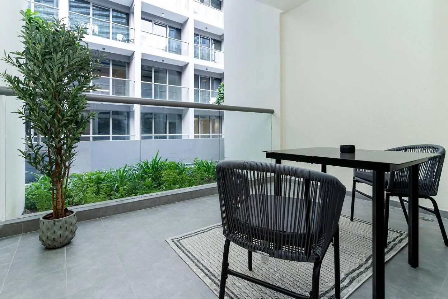 Apartment Cozy & Lux Studio-Walk To Burj Khalifasleeps 3 Dubai